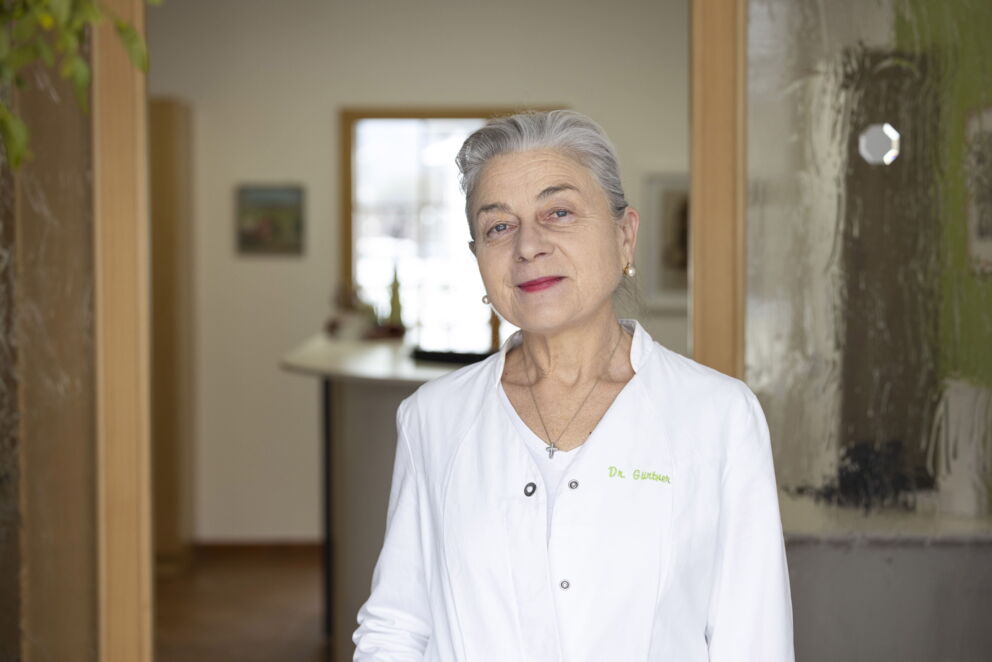 Dr. Petra Gürtner im Eingangsbereich der Ordination