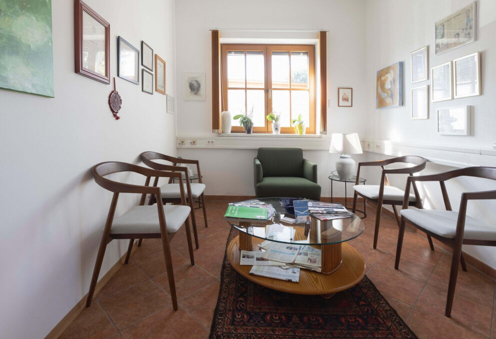 Wartezimmer der Ordination mit Sesseln und Beistelltisch