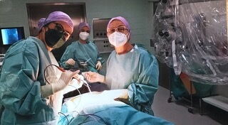 Ärzteteam bei einem neurochirurgischen Eingriff im OP