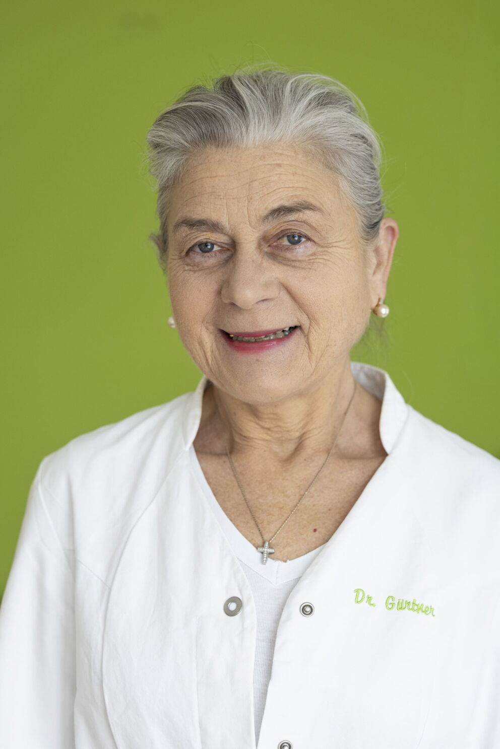 Porträt von Dr. Petra Gürtner vor grünem Hintergrund